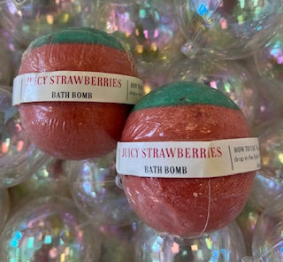 Juciy Strawberry bath bomb